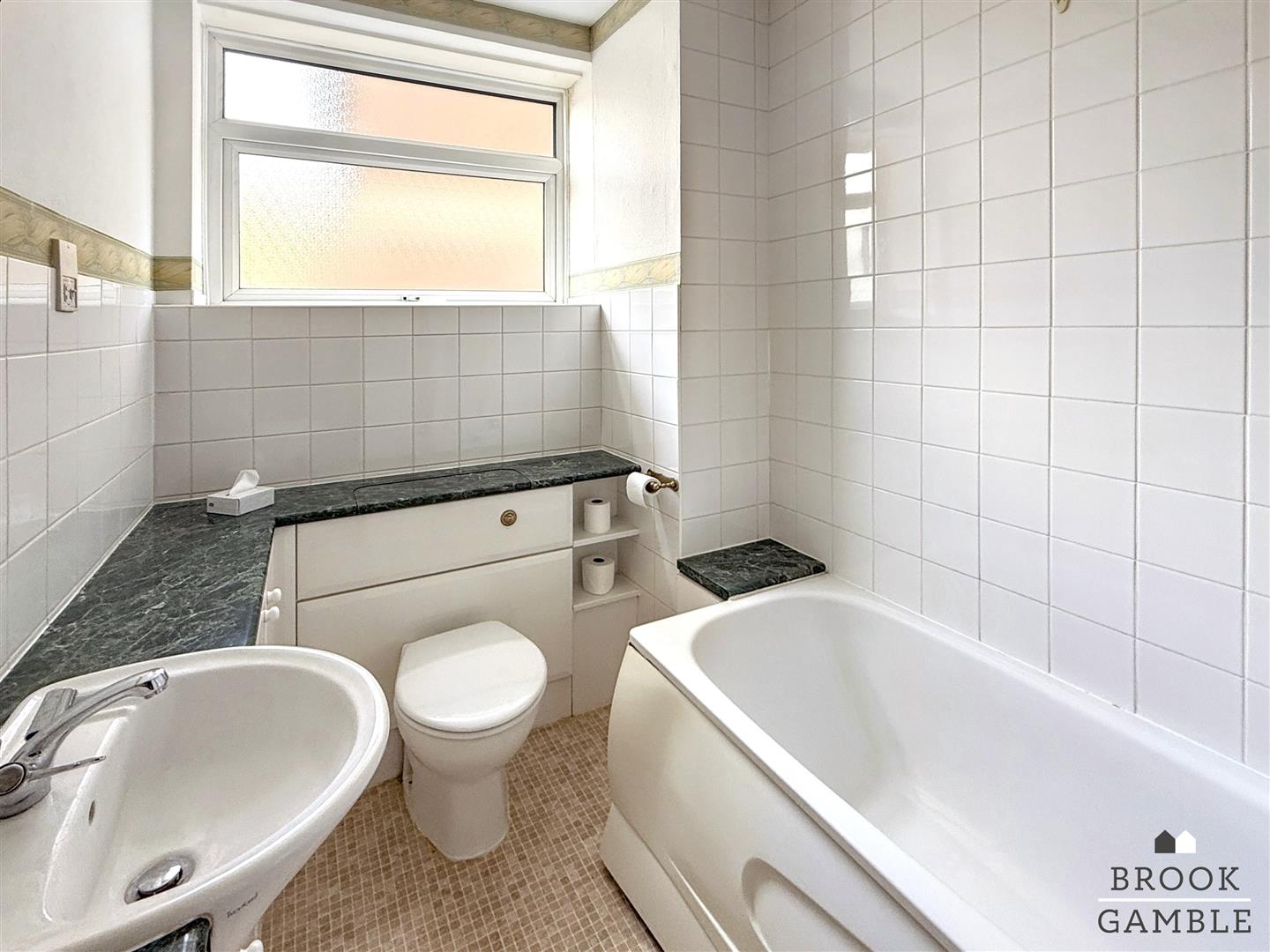 3 Bedroom Flat. Granville Road in Eastbourne,  10